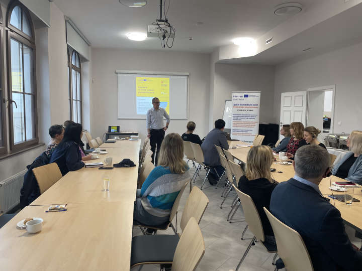 Okrągły stół na temat przemocy domowej w Kłodzku